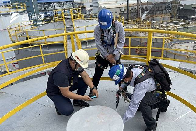 高市環保局稽查人員，使用焰離子化偵測器(FID)檢測洩漏之揮發性有機物濃度。（圖/高市環保局提供）