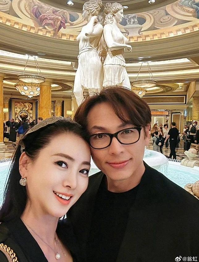 翁虹（左）和老公感情甜蜜。翻攝翁虹微博