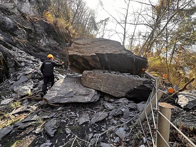 嘉義強震造成大霸尖山大鹿林道東線邊坡大型落石崩坍，雪霸國家公園管理處派員搶修。 （雪管處觀霧站保育巡查員伊薩寶奈提供，中央社）