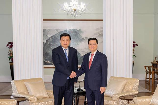 This photo taken on Feb. 20, 2025 shows President of Xinhua News Agency Fu Hua meeting with John Lee, chief executive of the Hong Kong Special Administrative Region (HKSAR) in Hong Kong, south China. (Xinhua/Zhu Wei)