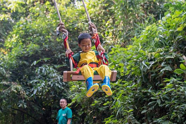 A child enjoys swing in Jinuoshan Town in Jinghong City of Xishuangbanna Dai Autonomous Prefecture, southwest China's Yunnan Province, Jan. 5, 2025. (Xinhua/Peng Yikai)