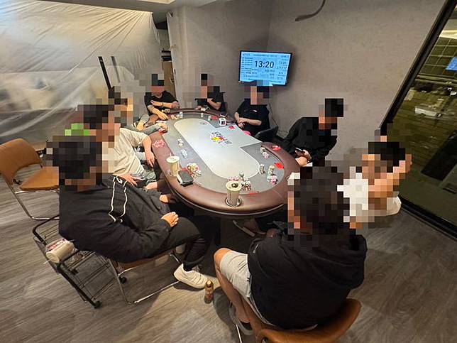 警方查獲9名賭客正在聚賭。翻攝畫面