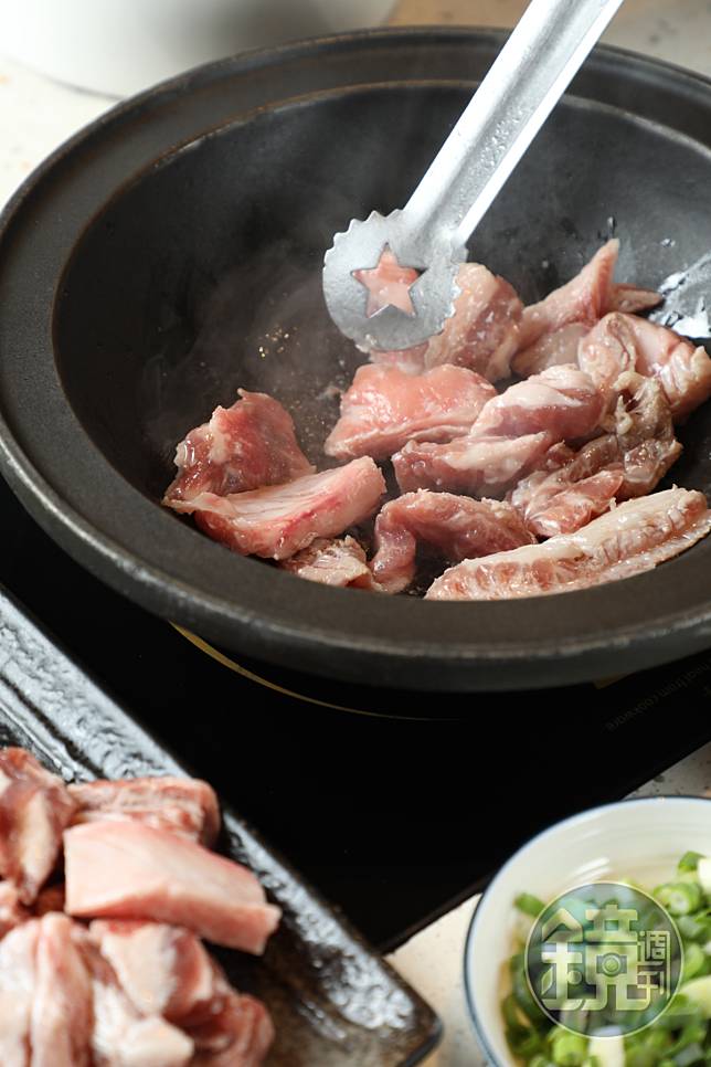 「伊比利豬肋條鍋」的豬肉會用麻油、洋蔥、蒜頭爆香，再倒入大骨蔬菜湯滾煮。（390元／份）