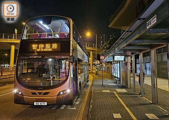 事主候車時遭人推出馬路。