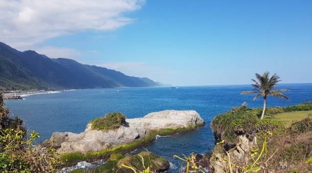  在東海岸旅遊，不少人會想到「世界級的戶外地質教室」石梯坪遊憩區。   圖：《TripleFeet》APP James Chou提供 