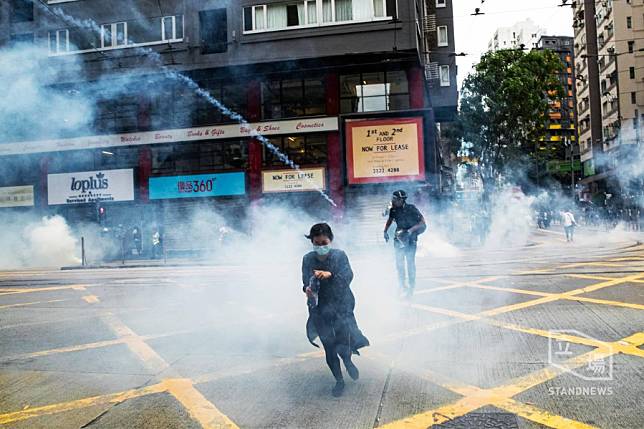 防暴警察使用催淚彈驅逐參加遊行的港民。   圖：翻攝自立場新聞