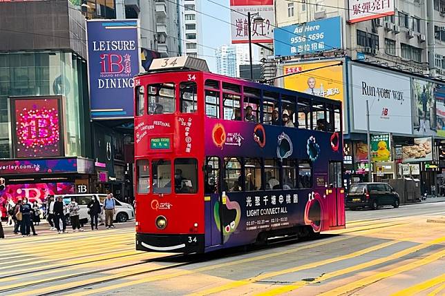 香港知名的叮叮車上頭可見「2025台灣燈會」的廣告。（圖／桃園市政府觀旅局提供）　