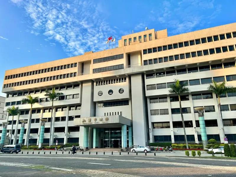 自曝「公務員」身分施壓冷氣經銷商 桃市府今火速記過開鍘不續聘 | 鏡報 | LINE TODAY