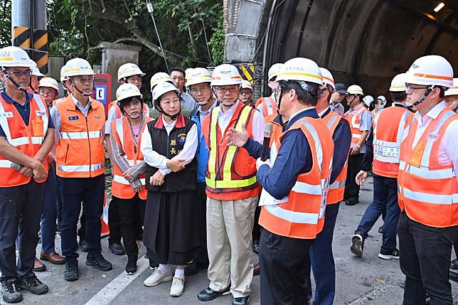 行政院長卓榮泰視察蘇花公路下清水橋修復進度。（行政院提供）