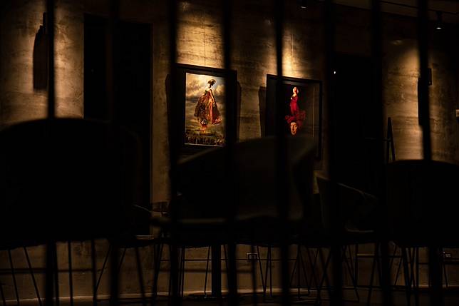 ▲辛殿麻辣鍋公館店以「Almost Classic」近乎古典藝術展，為年底前的開幕暖身。（圖/辛殿麻辣鍋）