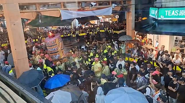 大甲媽祖鑾轎回鑾，24日晚間準備前往天后宮駐駕前，爆發一群黑衣人試圖搶扶娘傘，警方強制推開人群，化解衝突。Threads網友授權