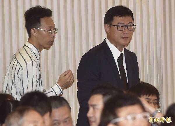 黨產會委員楊偉中追思紀念會22日在懷恩堂舉行，民進黨台北市長參選人姚文智(右)出席。(記者簡榮豐攝)