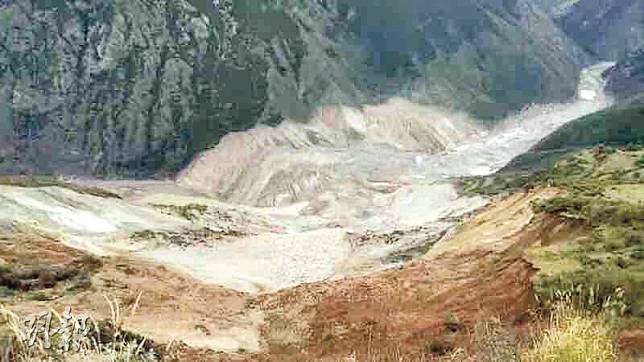 2018年11月西藏昌都江達縣波羅鄉白格村原山體發生二次滑坡後形成堰塞湖。（新華社）
