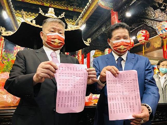 台中大甲鎮瀾宮26日舉行「筊筶典禮」，擲筊擇定2021 年大甲媽祖9天8夜遶境進香4月9日晚間起駕，廟方呼籲 信眾遵守防疫政策。 中央社記者趙麗妍攝　110年2月26日  
