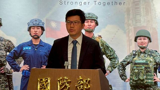 因應立法院修正「軍人待遇條例」為志願役齊頭式加薪3萬元，是否依照行政院提出救濟、釋憲？國防部資源司簡任視察盧星廷表示，國防部為行政團隊一員，「要依照行政院的指導來辦理」。郭宏章攝