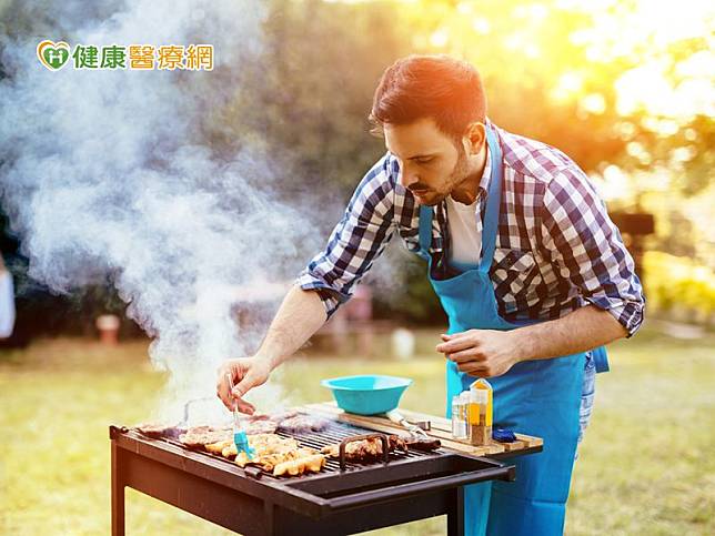 傳統烤肉用網子的烤肉架，烤肉油脂滴在火炭上會產生致癌物質，建議烤肉儘量用有底器皿，或是石板烤肉。