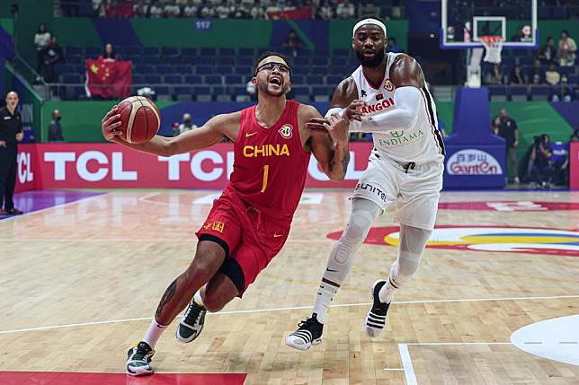 Li Kaier (L) of China competes during the classification round 17-32 match against Angola at the 2023 FIBA World Cup in Manila, the Philippines, on Aug. 31, 2023. (Xinhua/Wu Zhuang)