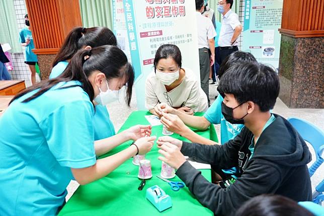台南市教育局與成大科教中心啟動全民科學週，將在全市廿三個學校呈現。（台南市教育局提供）