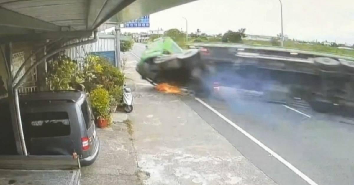快訊／台東恐怖車禍！拖板車撞進民宅 駕駛噴飛車外亡 | EBC 東森新聞 | LINE TODAY