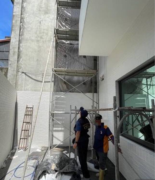 一名工人清洗五樓外牆墜落，傷重不治。（記者湯朝村翻攝)