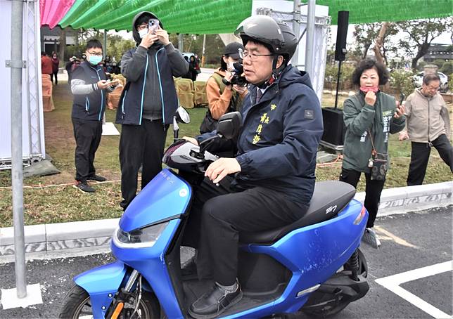 台南市長黃偉哲體驗電動機車駕照路考過程。（記者翁聖權攝）