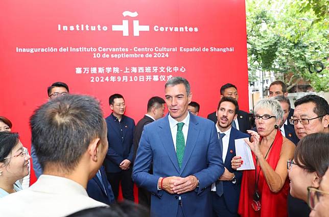 Spanish Prime Minister Pedro Sanchez talks with guests at the launch ceremony of Instituto Cervantes in Shanghai, east China, Sept. 10, 2024. (Xinhua/Fang Zhe)