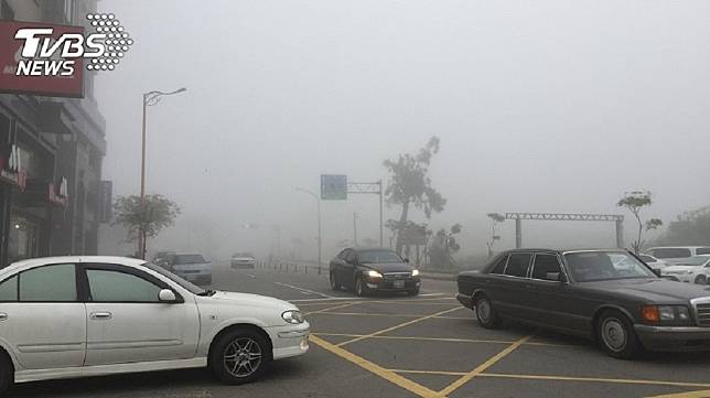 民眾開車若是遇到下雨或是起霧的天氣，車子通常都會開霧燈。(示意圖／TVBS)