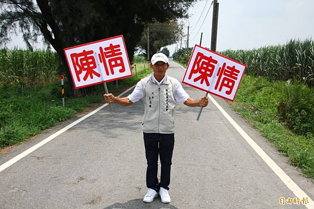 李志榮生前經常拿著抗議、陳情牌為民眾發聲。(資料照)