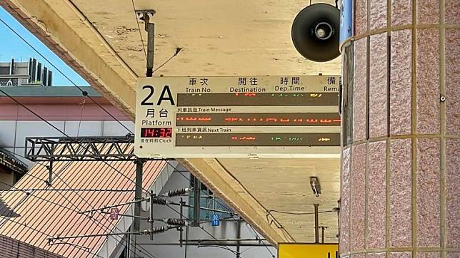 ▲有網友PO文詢問，拍不到完整的火車時刻表。（圖／爆廢公社二社）