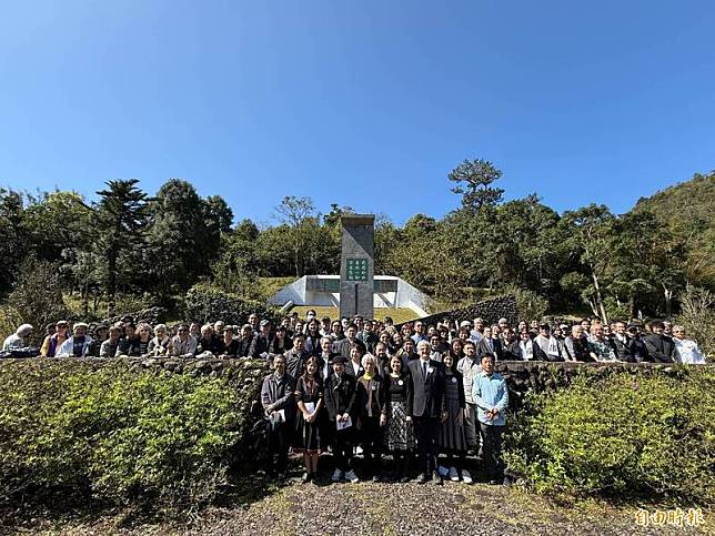 林宅血案滿45年，慈林基金會在慈林紀念林園(林家墓園)舉行追思會，眾人獻唱、獻花哀悼後合影。(記者王峻祺攝)