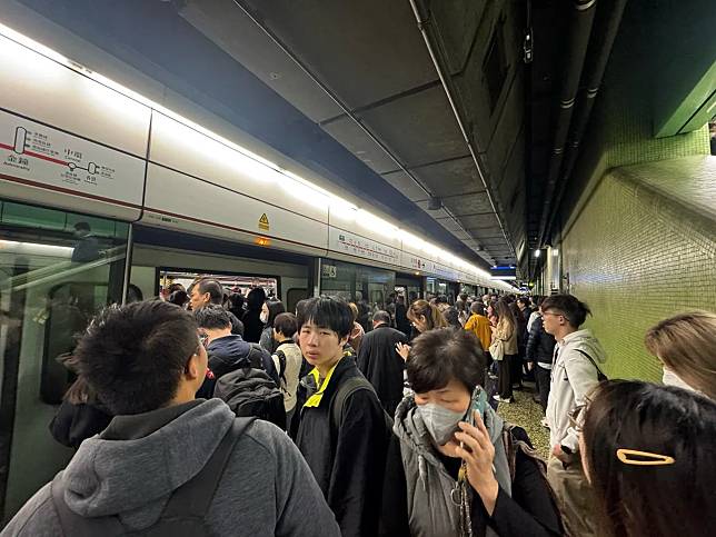 港鐵金鐘站信號設備故障，荃灣綫列車需10至15分鐘額外行車時間。