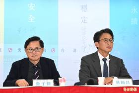 民眾黨今舉辦核三延役公投相關記者會，和碩董事長童子賢(左)與民眾黨主席黃國昌與會表達意見。(記者陳逸寬攝)