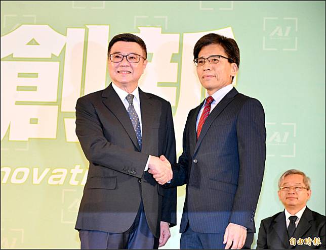 準行政院長卓榮泰(左)昨公布第3波內閣部會首長，準金管會主委為彭金隆(右)。(記者羅沛德攝)