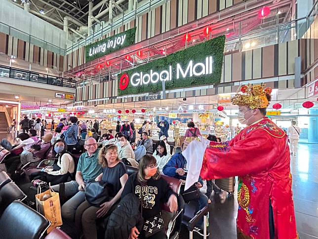 Global Mall新左營車站春節人潮、買氣雙成長，開工祭三大獨家好康、黃色小鴨打卡點。　（業者提供）