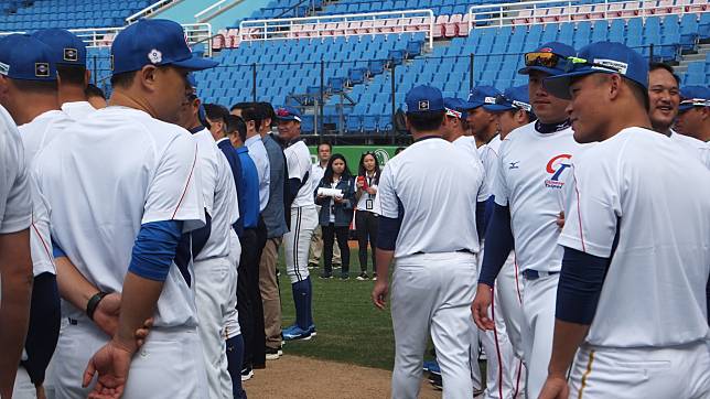 中華棒球隊開訓儀式，旅日好手王柏融（右）特別向打擊教練彭政閔（左）致意。記者藍宗標／攝影