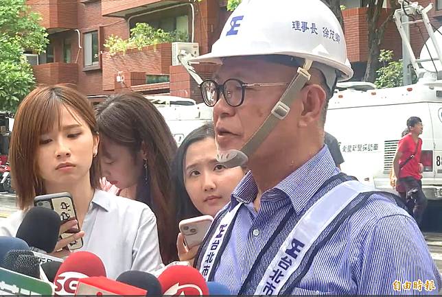 台北市結構技師公會理事長徐茂卿表示塌陷坑洞回填土方，週日有望回填完畢。(記者鄭景議攝)