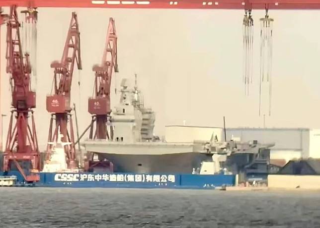 076型兩棲攻擊艦已開始拆除甲板上的施工棚與腳手架。