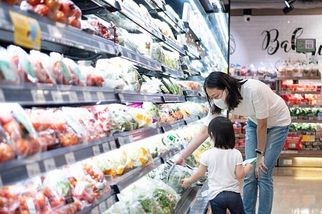 在購物時，可以讓孩子學會分辨需要和想要之別。（圖片來源：Shutterstock）