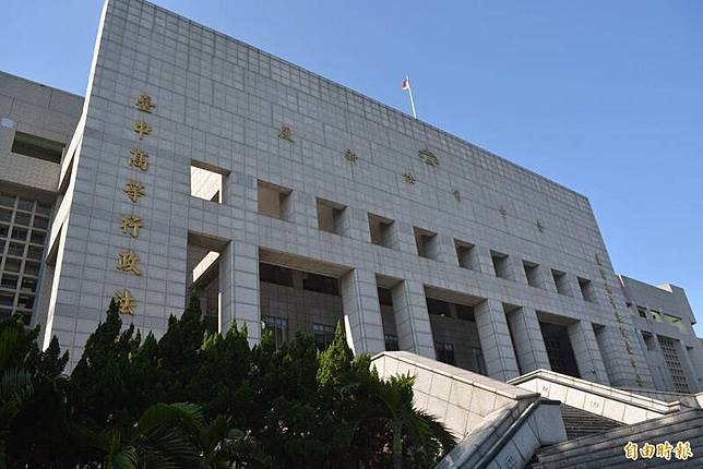 一名洪姓男子，去年8月將車停在巷中被開單，台中高等行政法院勘驗Google Map街景圖，認為停放位置並未妨礙車輛通行，判決原處分撤銷。(記者陳建志攝)
