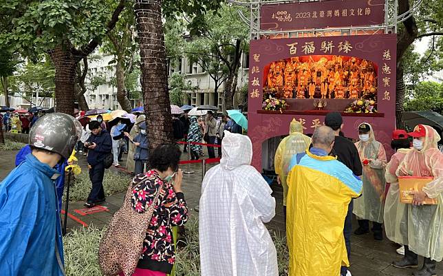 北台灣媽祖文化節二十八日在板橋慈惠宮前舉行會香祈福，吸引大批信眾排隊躦轎腳。　（記者吳瀛洲攝）