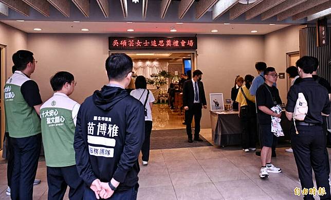 議員參選人陳聖文前往追思會弔唁。(記者方照賓攝)