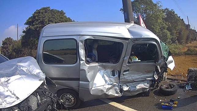 桃園市新屋區民有一路發生一起車禍，兩車對撞，兩車駕駛卻很幸運僅只擦挫傷。（記者丘安翻攝）