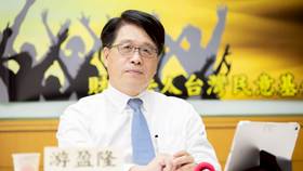 游盈隆用「康熙力擒鰲拜」比喻民進黨目前局面。翻攝游盈隆臉書
