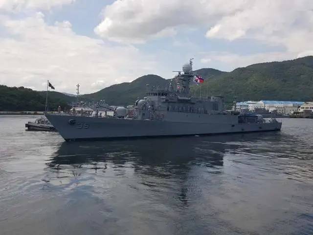 菲律賓 39 號護衛艦於10月30日進入黃岩島臨近海域，與中國軍艦發生對峙。 圖：翻攝自第一軍情
