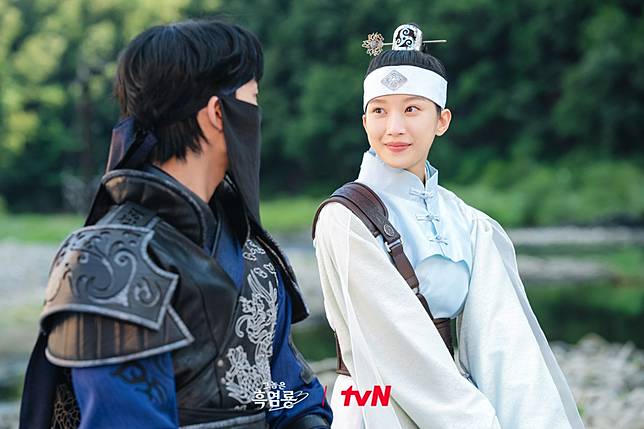 韓國 tvN 全新漫改劇《那傢伙是黑炎龍》（ 그놈은흑염룡 ）改編自惠珍的同名人氣網漫，於 2 月 17 日首播，憑藉輕鬆幽默的風格與創新的遊戲設定，吸引不少觀眾關注。