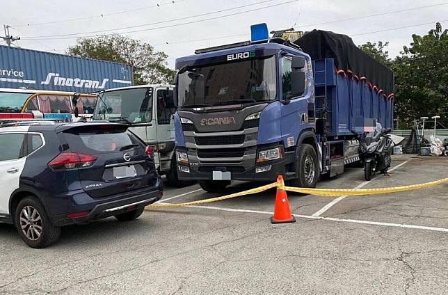 台中大里一名郭姓老闆，昨晚疑似到停車場檢修大貨車，卻因忘拉手煞車被右後輪壓到，今天清晨發現時已沒有生命跡象。(記者陳建志翻攝)