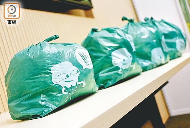 垃圾徵費明年4月1日生效，市民屆時需買指定垃圾袋放置垃圾。