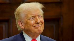 2025年12月2日，美國總統川普在白宮一場活動中微笑。路透社