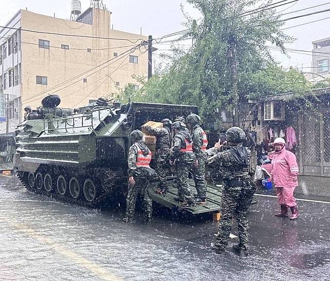 颱風凱米遠離，水氣依舊籠罩台灣，台南26日持續降雨，多個行政區淹水，國軍也出動救援。（台南市政府提供）中央社記者張榮祥台南傳真 113年7月26日  
