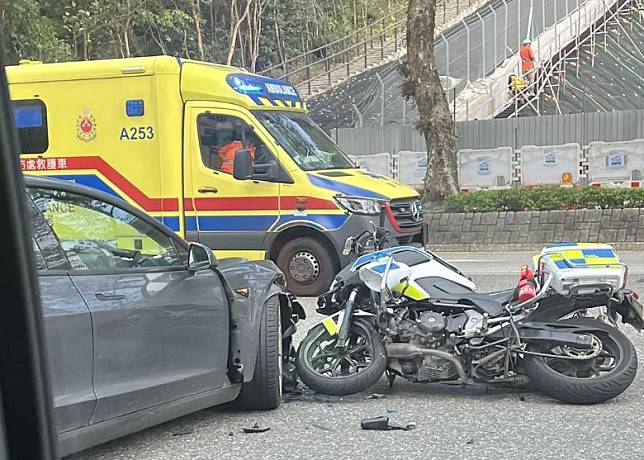 警察電單車撞向私家車右車頭。